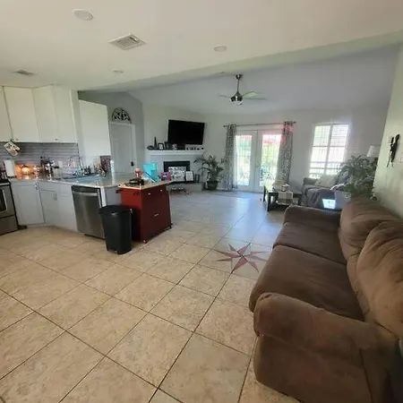 Beautiful 3 Bedroom Home 4 Minutes From The Beach