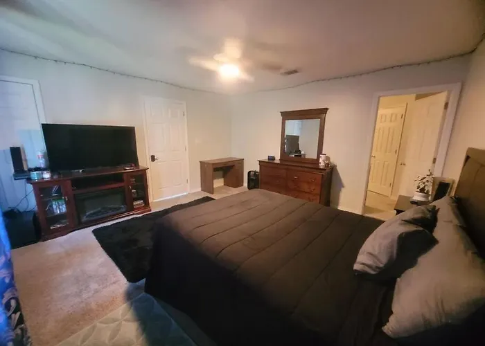 Beautiful 3 Bedroom 4 Minutes From The Pensacola